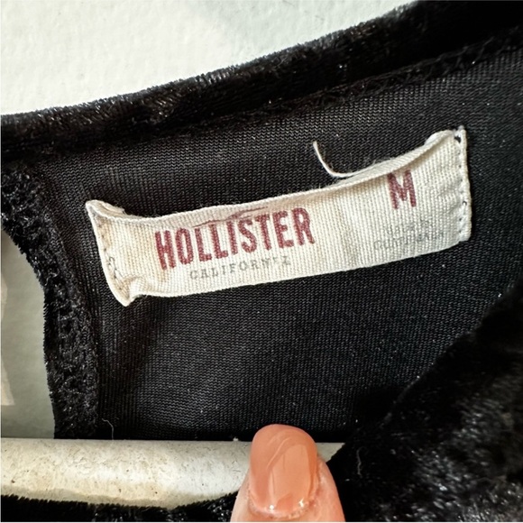 HOLLISTER EUC | Women’s Velvet Black Short Sleeved Top size Medium - Picture 6 of 7